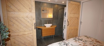 Studio Marretoer in the middle of the lake area; lockable shed for bicycles