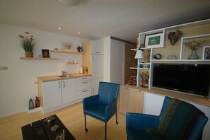 Een smart-tv en boeken