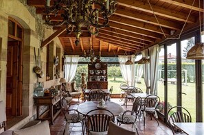 Desayuno buffet diario (EUR 12 por persona)