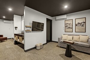 Cubrecamas y caja de seguridad en la habitación 