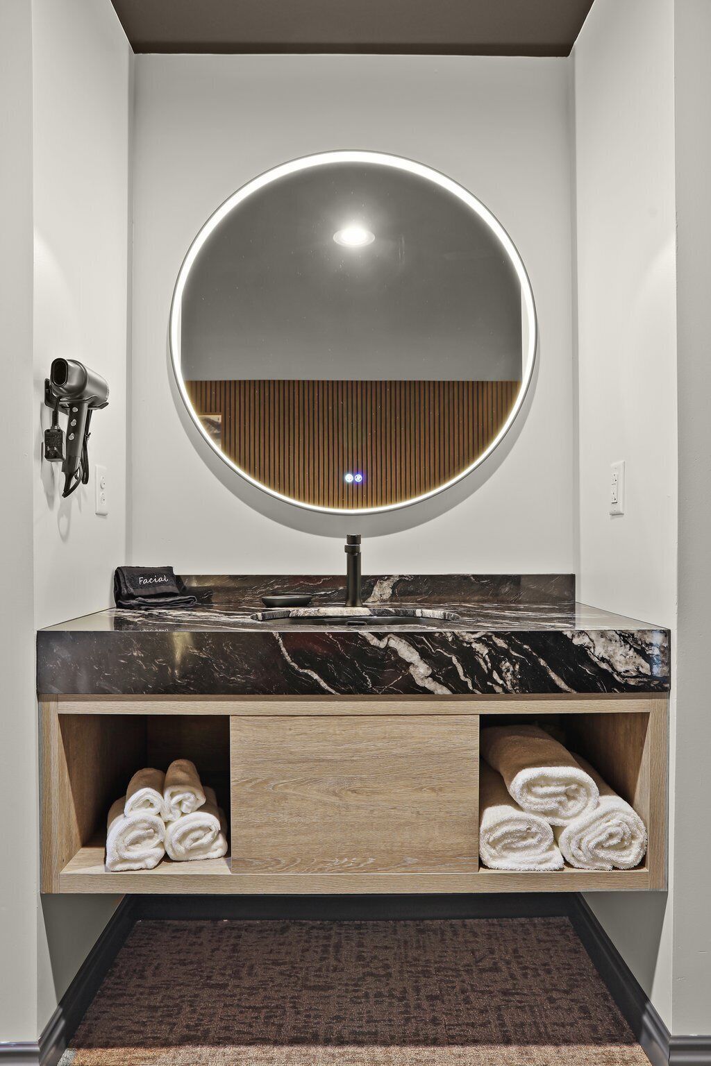 华丽客房 | 浴室 | 淋浴设施、吹风机、毛巾、肥皂