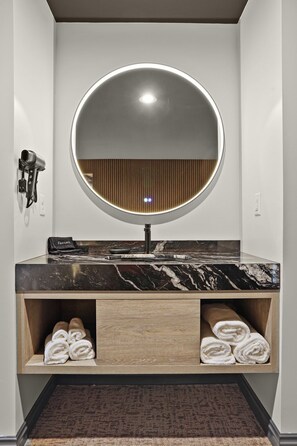 Chambre Deluxe | Salle de bain | Douche, sèche-cheveux, serviettes fournies, savon