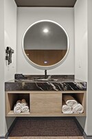 Ducha, secador de pelo, toallas, jabón