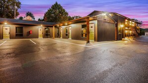 A building with multiple rooms, a covered outdoor area, and a parking lot. - The Hermann Motel (Hermann)