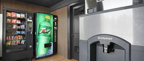 Zona de máquinas expendedoras con dispensador de 7UP y dispensador de hielo Scotman.
