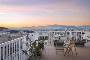 Outdoor dining - Welcome to the Syntagma Unique Penthouse, nested on Ermou Street. (Athina)