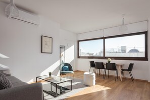 Smart TV - Welcome to the Syntagma Unique Penthouse, nested on Ermou Street. (Athina)