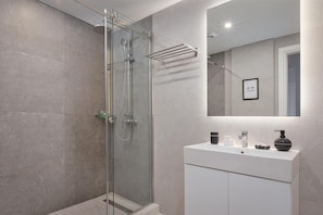 Shower, eco-friendly toiletries, hair dryer, towels - Welcome to the Syntagma Unique Penthouse, nested on Ermou Street. (Athina)