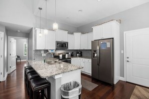 冷蔵庫、電子レンジ、オーブン、コンロ