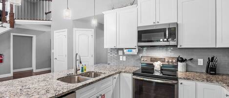 Frigorifero, microonde, forno, piano cottura