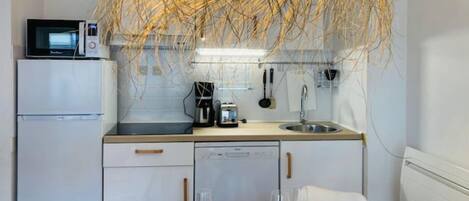 Réfrigérateur, micro-ondes, plaque de cuisson, cafetière/bouilloire