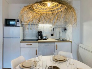 Frigorífico, microondas, placa de cocina y cafetera o tetera