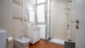 Haartrockner, Handtücher, Seife, Shampoo