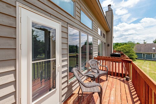 Cozy Townhome w/ Views, Hot Tub & Fireplace