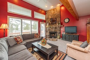 Smart TV, fireplace, offices - Cozy Townhome w/ Views, Hot Tub & Fireplace (McHenry)