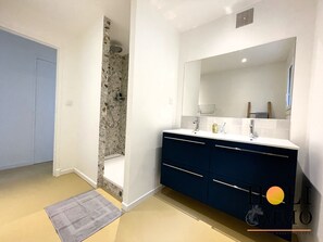 淋浴设施、吹风机、毛巾、肥皂