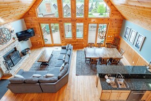 Een smart-tv en een open haard