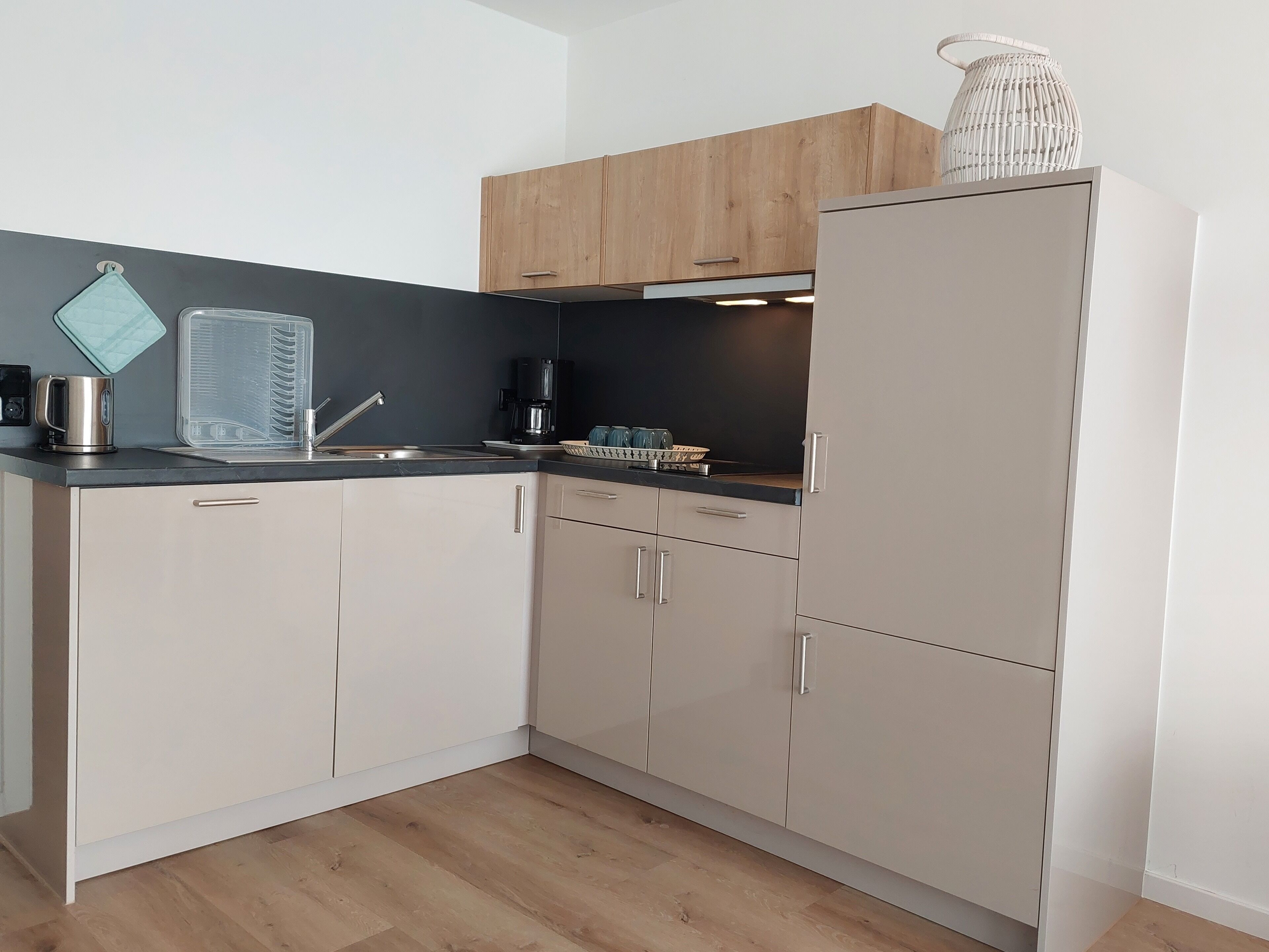 Fridge, microwave, dishwasher, coffee/tea maker