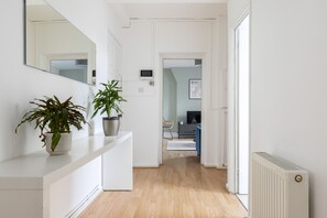 아파트 | 거실 공간 | 위성 채널 시청이 가능한 32인치 평면 TV, 넷플릭스, 스트리밍 서비스