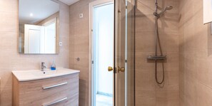 Chuveiro, secador de cabelo, toalhas de banho, sabonete