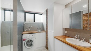 Shower - Pleasant View Unit 4 Kings Beach QLD (Kings Beach)