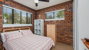 2 bedrooms, WiFi, bed sheets - Pleasant View Unit 4 Kings Beach QLD (Kings Beach)