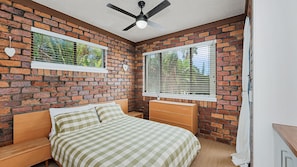 2 bedrooms, WiFi, bed sheets - Pleasant View Unit 4 Kings Beach QLD (Kings Beach)