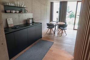 Kühlschrank, Herdplatte, Geschirrspüler, Wasserkocher