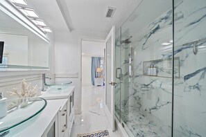 Dusche, Haartrockner, Handtücher, Seife