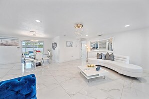 Smart TV, fireplace - No Pet Fee 12 minutes from the beach. Heated Pool, Pet Friendly, IMG Academy. (Bradenton)