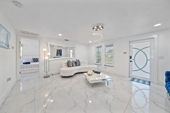 Interior - No Pet Fee 12 minutes from the beach. Heated Pool, Pet Friendly, IMG Academy. (Bradenton)