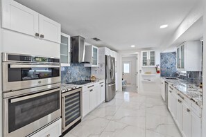 Fridge, microwave, oven, stovetop - No Pet Fee 12 minutes from the beach. Heated Pool, Pet Friendly, IMG Academy. (Bradenton)