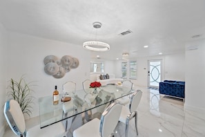 Interior - No Pet Fee 12 minutes from the beach. Heated Pool, Pet Friendly, IMG Academy. (Bradenton)