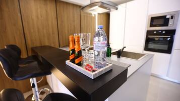 Kühlschrank, Mikrowelle, Ofen, Herdplatte