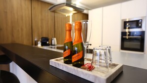 A marble tray with two bottles of wine and two glasses on a kitchen counter. - Moderne Loft Wohnung Koblenz (Koblenz)