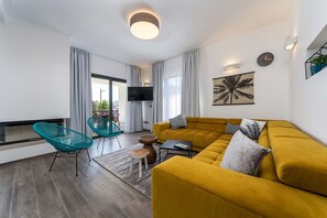 TV, lareira, videogames, mesa de pingue-pongue