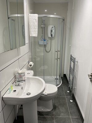 Dusche, Haartrockner, Handtücher, Seife