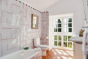 Chuveiro, secador de cabelo, toalhas de banho 