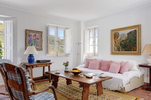 TV, books - The Old Mill: Pool, Sleeps 8, WiFi, 4 bed, views (Frigiliana)