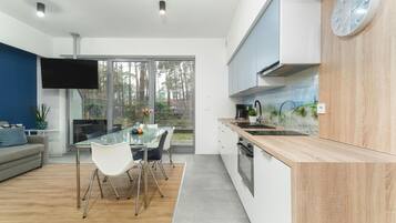 Fridge, oven, stovetop, dishwasher