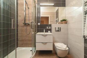 Douche, sèche-cheveux, serviettes fournies