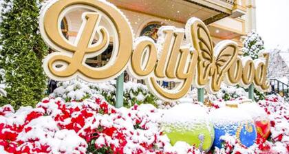 Luxury lakefront home w/free attraction tickets, hot tub, dock, Ping-Pong, decks