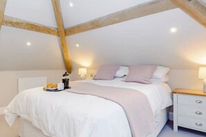 2 soverom, skrivebord, reiseseng for barn og wi-fi