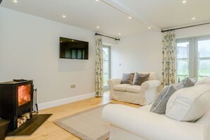 TV - Converted barn with stunning lake views

 (Chew Magna)