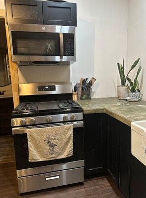 Refrigerador, microondas, horno y parrilla de estufa 