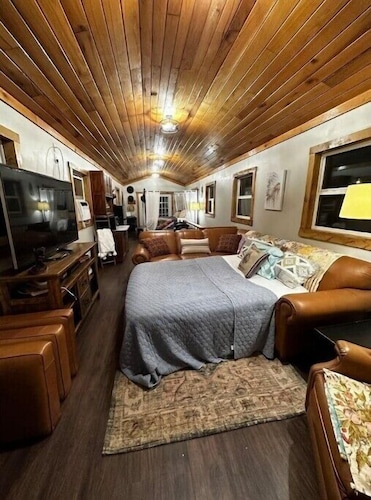 Beautiful Barn finished living quarters, Horses, nature and adventure awaits!