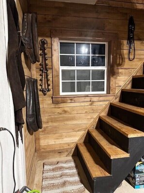 Interior - Beautiful Barn finished living quarters, Horses, nature and adventure awaits! (Chillicothe)