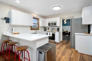 Frigorifero, microonde, forno, piano cottura