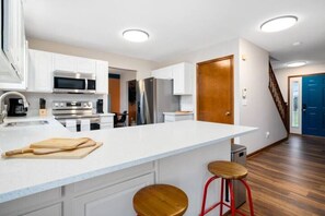 Frigorifero, microonde, forno, piano cottura