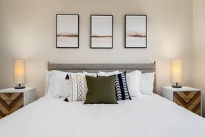 4 bedrooms, WiFi, bed sheets - 2 private grassy acres, hot tub, fire pit, games
(Rockbridge)